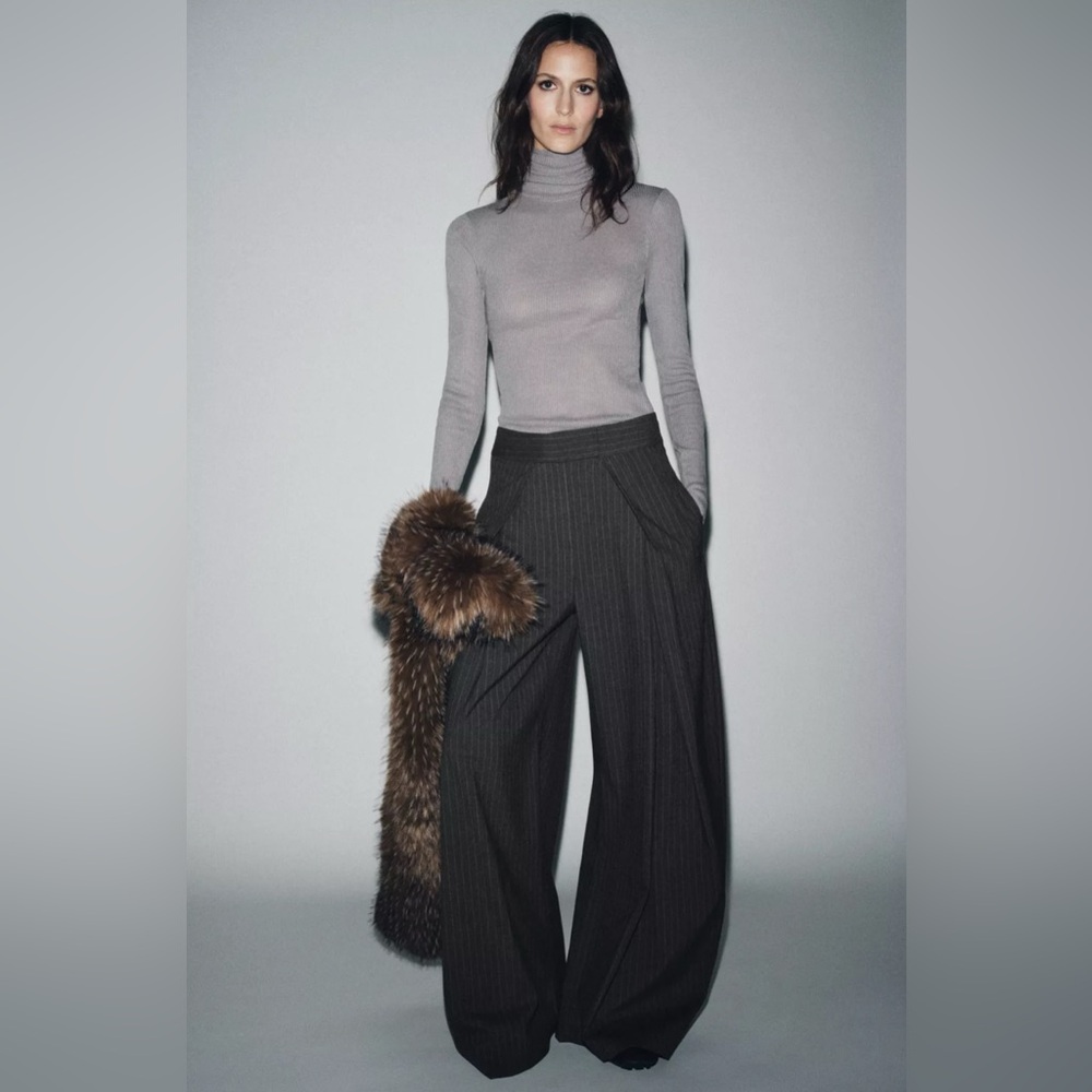 Wide-leg pinstripe pleated pants